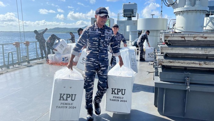 Personel TNI Angkatan Laut mengangkut logistik Pemilu 2024 di wilayah Maluku Barat Daya. (Dokumen Istimewa)