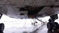 Sebuah pesawat A320 tergelincir ke dalam lumpur. Beruntung, pesawat ini berhasil kembali ke landasan pacu saat mendarat di Bandara Vilnius, Lithuania (Foto: Istimewa/FL360aero)