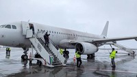 Pesawat A320 tersebut membawa 179 penumpang dan enam awak saat mendarat pada sore hari pada hari Sabtu, 3 Februari 2024. Saat pesawat meluncur ke rerumputan, lumpur mulai menyemprot jendela dan badan pesawat (Foto: Istimewa/FL360aero)