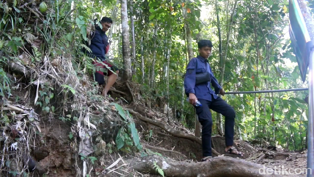 Pesona keindahan Air Terjun Kapas Biru di kaki Gunung Semeru Lumajang