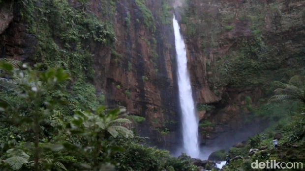 Pesona keindahan Air Terjun Kapas Biru di kaki Gunung Semeru Lumajang