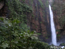 Pesona Air Terjun Kapas Biru di Kaki Gunung Semeru yang Bikin Jatuh Hati