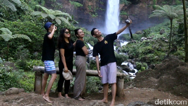 Pesona keindahan Air Terjun Kapas Biru di kaki Gunung Semeru Lumajang
