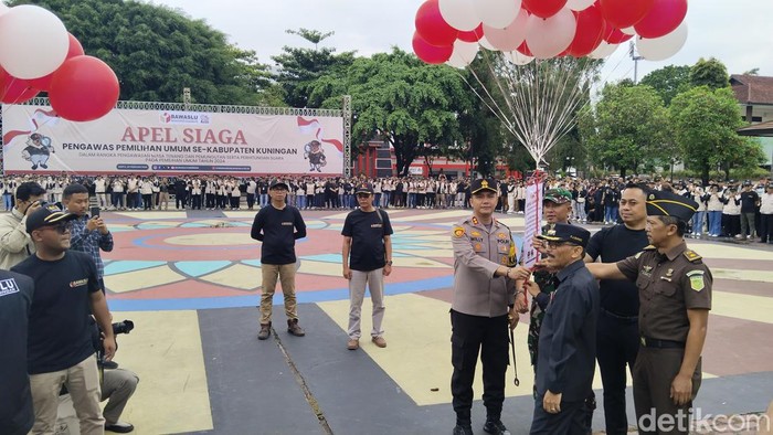 Pj Bupati Kuningan R Iip Hidajat dan pejabat Forkopimda menghadiri Apel Siaga Pengawasan Pemilu 2024 di Lapangan Mashud Wisnusaputra, Sabtu (10/2/2024)