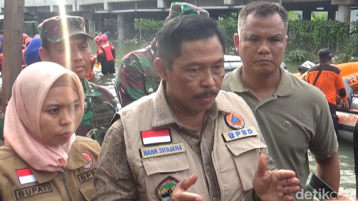 Pj Gubernur Jateng Nana Sudjana meninjau banjir di Demak, Sabtu (10/2/2024).
