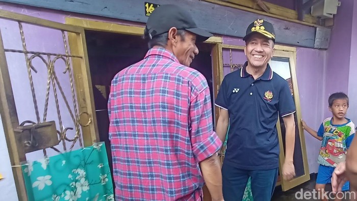 Pj Walkot Palembang Ratu Dewa mengecek kondisi warga di IB II Palembang yang terdampak banjir.