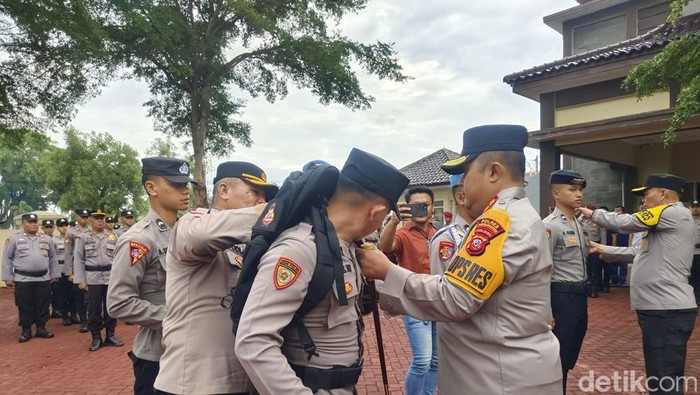 Polisi bersiap melakukan pengamanan di TPS jelang hari pencoblosan.