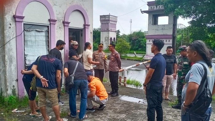 Polisi melakukan olah TKP di lokasi penemuan mayat diduga korban pembunuhan di Genuk, Semarang, Sabtu (10/2/2024).