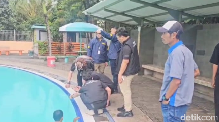 Polisi mengecek kolam renang TKP anak Tamara Tyasmara tenggelam di Duren Sawit, Jakarta Timur.