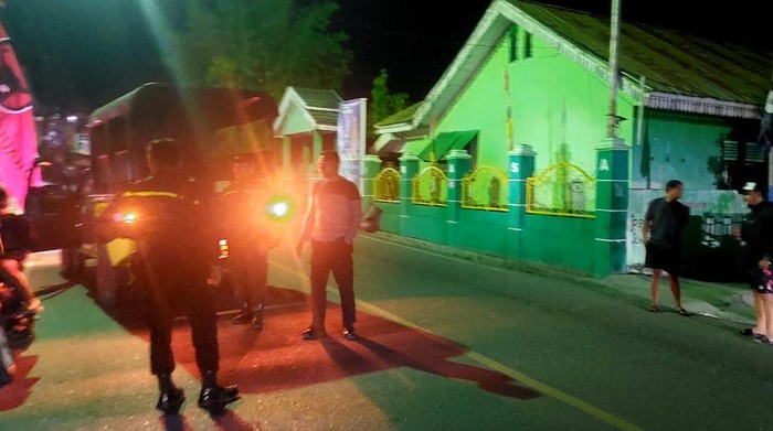 Polisi olah TKP lokasi sopir Direktur PDAM Luwuk Banggai dikeroyok OTK. Dokumen Istimewa