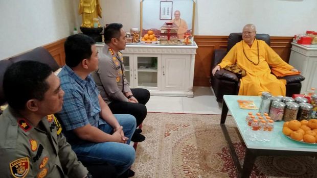 Polres Jakbar meninjau pengamanan perayaan Imlek di Vihara Petak 9