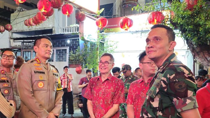 Polres Jakbar meninjau pengamanan perayaan Imlek di Vihara Petak 9