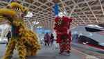 Potret Barongsai Ramaikan Imlek di Stasiun Kereta Cepat Halim