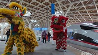 PT Kereta Commuter Indonesia (KCIC) menghadirkan berbagai kemeriahan di area stasiun Kereta Cepat Whoosh, tepat pada Imlek, Sabtu (10/2/2024). Kemeriahan Imlek yang dihadirkan berupa pertunjukan barongsai di Stasiun Halim dan Stasiun Padalarang, pohon angpao, hingga berbagai games menarik untuk penumpang.