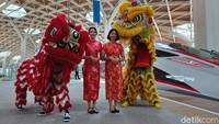 Selain pertunjukan barongsai, penumpang Kereta Cepat Whoosh yang beruntung juga berkesempatan untuk mendapatkan souvenir eksklusif. Penumpang kereta cepat Whoosh juga akan disambut dengan ramah oleh para petugas frontliner yang berpakaian khas Tionghoa di momen Tahun Baru Imlek. Mewakili KCIC, Eva mengucapkan selamat merayakan tahun baru Imlek bagi penumpang yang merayakan. KCIC pun berharap bahwa Imlek tahun ini merupakan satu pijakan untuk menjadi lebih baik. 