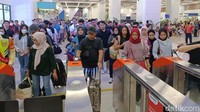 Eva mengatakan jumlah penumpang whoosh melonjak saat Isra Miraj dan Hari Raya Imlek 2024. Peningkatan penumpang mencapai 50% dari hari biasa, bahkan sempat menyentuh angka 20 ribu orang dalam sehari tepatnya pada Kamis (8/2). 