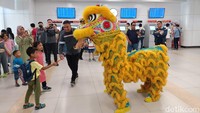 General Manager Corporate Secretary KCIC Eva Chairunisa berbagai program dan aktivitas menarik tersebut digelar untuk menambah pengalaman berkesan bagi para penumpang kereta cepat Whoosh pada masa liburan Tahun Baru Imlek 2024. Apalagi di periode libur panjang kali ini, animo masyarakat untuk menggunakan layanan Whoosh tergolong cukup tinggi.  