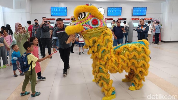 Potret Barongsai Ramaikan Imlek di Stasiun Kereta Cepat Halim PT Kereta Commuter Indonesia (KCIC) menghadirkan berbagai kemeriahan di area stasiun Kereta Cepat Whoosh, tepat pada Imlek, Sabtu 10 Februari 2024. Kemeriahan Imlek yang dihadirkan berupa pertunjukan barongsai di Stasiun Halim dan Stasiun Padalarang, pohon angpao, hingga berbagai games menarik untuk penumpang.