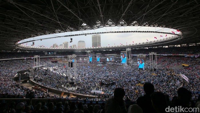Lautan manusia tampak membanjiri kawasan Gelora Bung Karno (GBK), Senayan Jakarta, Sabtu (10/2/2024). Sebelumnya, Sekretaris Tim Kampanye Nasional (TKN) Prabowo-Gibran, Nusron Wahid, menyebut kampanye akbar bertajuk 'Pesta Rakyat untuk Indonesia Maju' ini akan di hadiri lebih dari setengah juta atau 500 ribu orang yang sebelumnya sudah mendaftar.