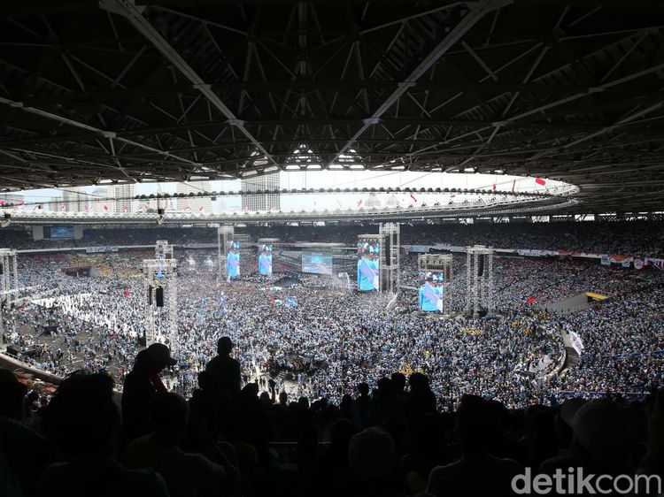 Potret GBK Jadi Lautan Manusia Pendukung Prabowo-Gibran