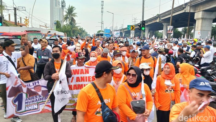 Pendukung pasangan capres-cawapres Anies Baswedan-Muhaimin Iskandar atau AMIN berjalan kaki dari Ancol menuju Jakarta International Stadium (JIS), Jakarta, Sabtu (10/2/2024). Pasangan AMIN akan menggelar kampanye akbar di JIS hari ini.