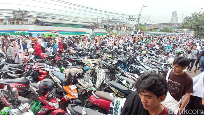 Potret Massa AMIN Long March dari Ancol ke JIS Pendukung pasangan capres-cawapres Anies Baswedan-Muhaimin Iskandar atau AMIN berjalan kaki dari Ancol menuju Jakarta International Stadium (JIS), Jakarta, Sabtu (10/2/2024). Pasangan AMIN akan menggelar kampanye akbar di JIS hari ini.
