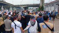 TMC Polda Metro Jaya menyampaikan pengalihan arus akan dimulai pukul 04.00 WIB. Polisi mengimbau masyarakat untuk menghindari JIS dan GBK agar tak terjebak kemacetan.