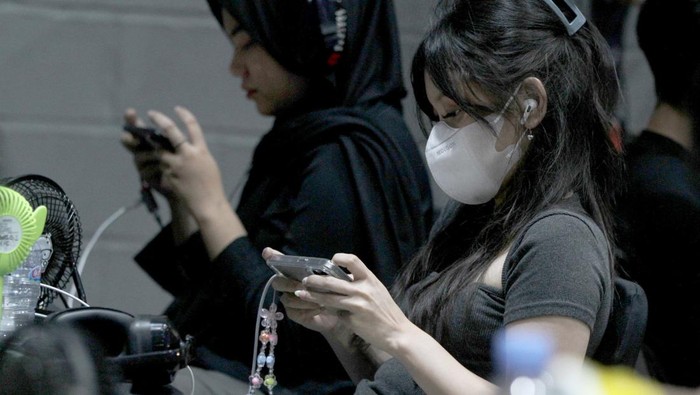 Prabowo-Gibran Esport Fest Pecahkan Rekor MURI Ketua Umum PSI, Kaesang Pangarep (tiga kiri), menerima penghargaan rekor MURI yang diserahkan oleh Direktur MURI, Awan Raharjo (dua kiri), disaksikan Koordinator Nasional Prabowo Gibran Digital Team (PRIDE), Anthony Leong (kiri), Ketua Umum Repnas Indonesia Maju, Anggawira (tiga kanan), Ketua IeSPA, RM Ibnu Riza Pradipto (dua kanan) dan Wakil Koordinator Nasional Prabowo Gibran Digital Team (PRIDE), Brian Putra Bastara (kanan) disela acara Prabowo-Gibran eSports Fest di MGP Space, SCBD Park, Jakarta.