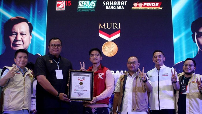 Ketua Umum PSI, Kaesang Pangarep (tiga kiri), menerima penghargaan rekor MURI yang diserahkan oleh Direktur MURI, Awan Raharjo (dua kiri), disaksikan Koordinator Nasional Prabowo Gibran Digital Team (PRIDE), Anthony Leong (kiri), Ketua Umum Repnas Indonesia Maju, Anggawira (tiga kanan), Ketua IeSPA, RM Ibnu Riza Pradipto (dua kanan) dan Wakil Koordinator Nasional Prabowo Gibran Digital Team (PRIDE), Brian Putra Bastara (kanan) disela acara Prabowo-Gibran eSports Fest di MGP Space, SCBD Park, Jakarta.
