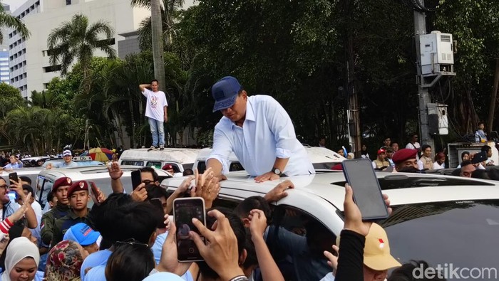Prabowo menyalami pendukung usai kampanye pamungkas di GBK, Jakarta (Devan/detikcom)