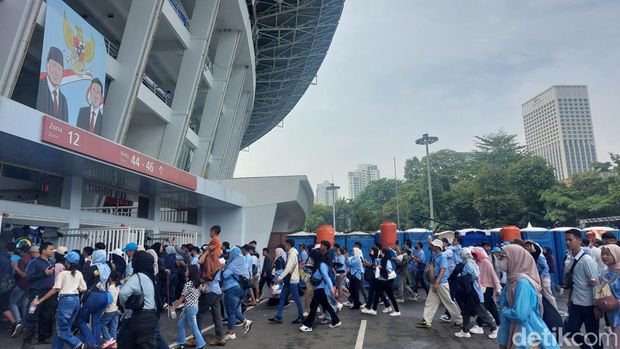 Prabowo Subianto-Gibran Rakabuming menggelar kampanye akbar di Stadion GBK Jakarta. Sejumlah massa pendukung tampak mulai memadati kawasan GBK. (Rumondang N/detikcom)
