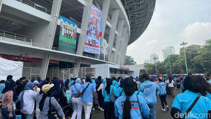 Prabowo Subianto-Gibran Rakabuming menggelar kampanye akbar di Stadion GBK Jakarta. Sejumlah massa pendukung tampak mulai memadati kawasan GBK. (Rumondang N/detikcom)
