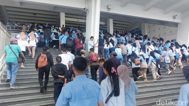 Prabowo Subianto-Gibran Rakabuming menggelar kampanye akbar di Stadion GBK Jakarta. Sejumlah massa pendukung tampak mulai memadati kawasan GBK. (Rumondang N/detikcom)