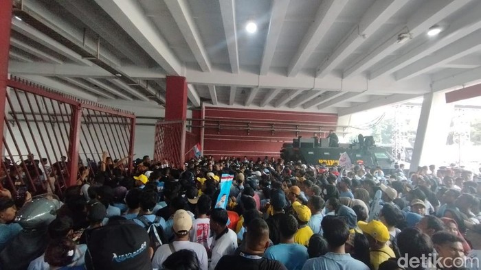 Prabowo Subianto-Gibran Rakabuming Raka menggelar kampanye akbar di Stadion GBK. Warga yang hadir pun memadati Stadion GBK. (Belia/detikcom)