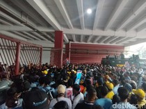 Massa Prabowo-Gibran Membeludak di GBK Sampai Memaksa Masuk Lewat VIP