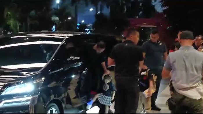 Presiden Jokowi tiba di Fairmont hotel bersama cucu-cucunya