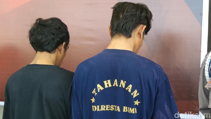 Pria berinisial MR dan BA tersangka penganiayaan terhadap remaja di Bima, NTB, Sabtu (10/2/2024). (Foto: Rafiin/detikBali)