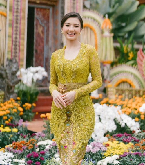 Raline Shah jadi bridesmaid pakai kebaya Bali.