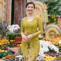 Raline Shah hadir di pernikahan salah satu temannya yang digelar di Ubud, Bali, beberapa waktu lalu. Tak hanya sebagai tamu, tapi juga bridesmaid atau pengiring pengantin. Foto: Instagram/@ralineshah @tenacious.balifamily