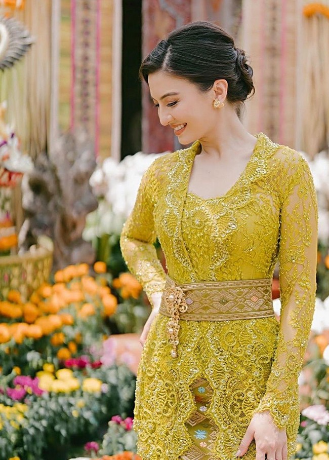 Bintang film ‘Orang Kaya Baru’ ini tampil anggun dalam balutan kebaya warna lime green.  Foto: Instagram/@ralineshah @tenacious.balifamily