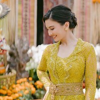 Bintang film ‘Orang Kaya Baru’ ini tampil anggun dalam balutan kebaya warna lime green.  Foto: Instagram/@ralineshah @tenacious.balifamily