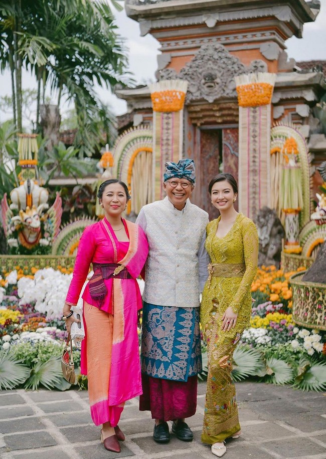 Rambut Raline ditata dengan sanggul modern dan simple. Foto: Instagram/@ralineshah @tenacious.balifamily