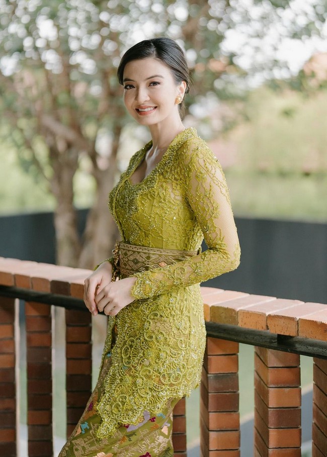 Kebaya model kutu baru rancangan Anggi Asmara ini bernuansa khas Bali dengan aksen ikat pinggang. Foto: Instagram/@ralineshah @tenacious.balifamily