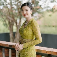 Kebaya model kutu baru rancangan Anggi Asmara ini bernuansa khas Bali dengan aksen ikat pinggang. Foto: Instagram/@ralineshah @tenacious.balifamily