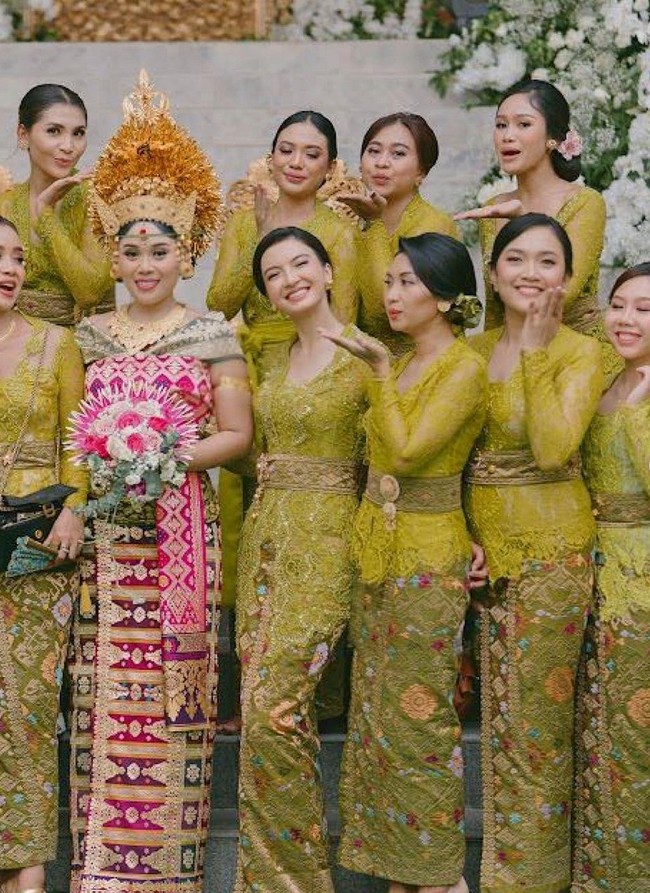 Raline menyempatkan foto bersama mempelai wanita dan bridesmaid lainnya yang juga mengenakan kebaya dengan warna senada dan model serupa. Foto: Instagram/@ralineshah @tenacious.balifamily
