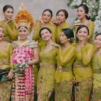 Raline menyempatkan foto bersama mempelai wanita dan bridesmaid lainnya yang juga mengenakan kebaya dengan warna senada dan model serupa. Foto: Instagram/@ralineshah @tenacious.balifamily