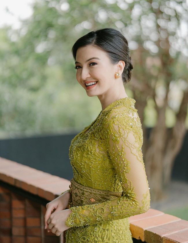 Wajahnya dipulas makeup tipis yang semakin menonjolkan paras ayunya. Foto: Instagram/@ralineshah @tenacious.balifamily