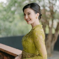 Wajahnya dipulas makeup tipis yang semakin menonjolkan paras ayunya. Foto: Instagram/@ralineshah @tenacious.balifamily