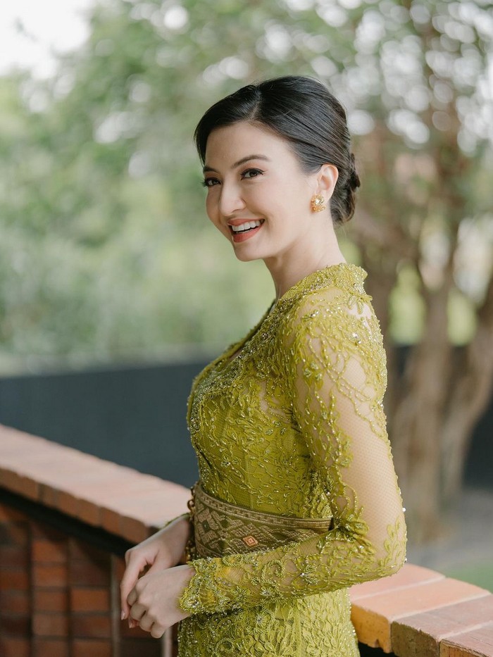 Raline Shah jadi bridesmaid pakai kebaya Bali.