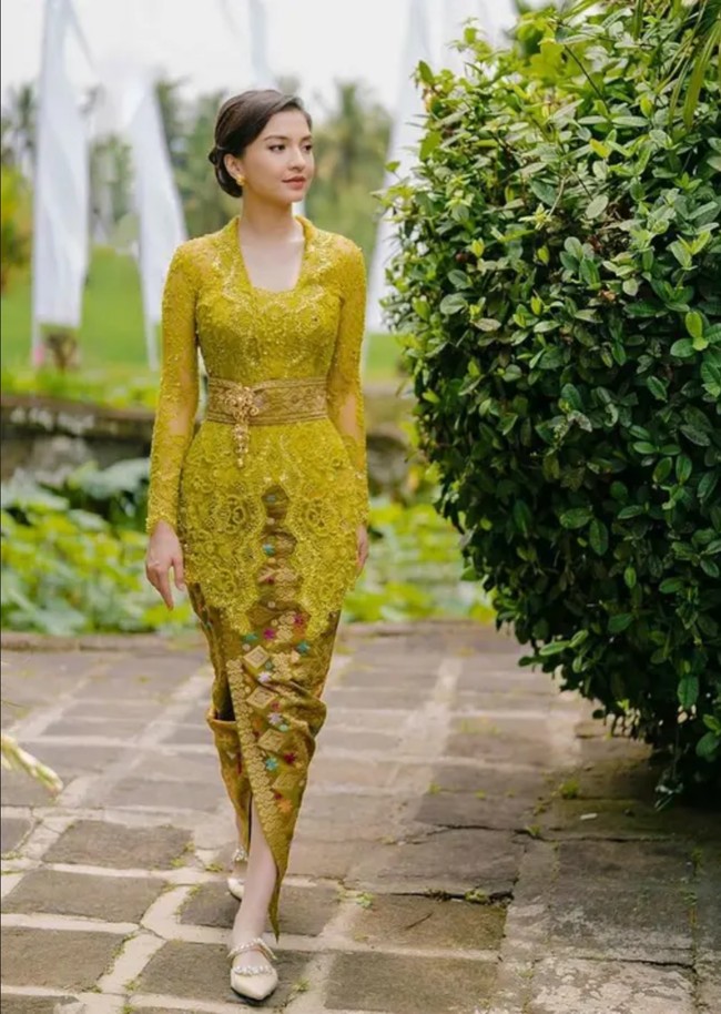 Kebaya dipadu kain songket Bali berwarna senada. Raline melengkapi penampilannya dengan sepasang pointy shoes berhias mutiara. Foto: Instagram/@ralineshah @tenacious.balifamily